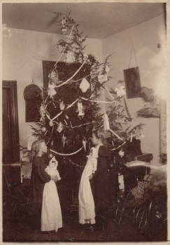 Says on Back-Zora and Olive Bowman about the turn of century 1900, Palestine, Ohio